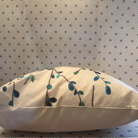 Three beautiful zip pillow cases sold as set of three. - Picture 5 of 5